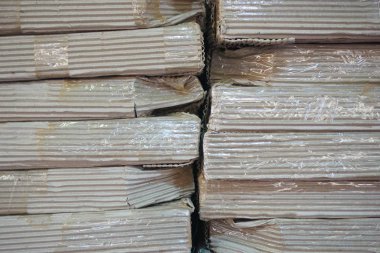 Karton Kutularda fabrika sevkiyat için hazır yığını