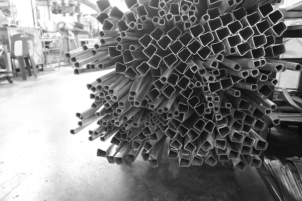 使用されている背景の丸い金属管の概要 — ストック写真