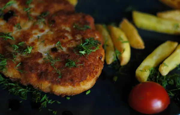 Costeleta Frango Com Batatas Fritas — Fotografia de Stock