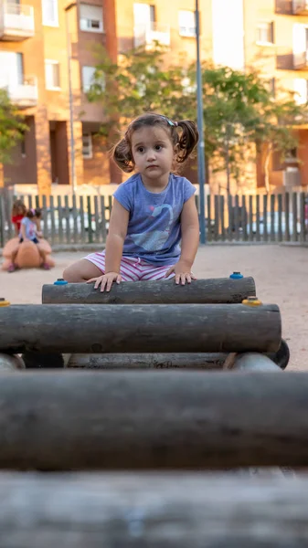 Güzel küçük kız parkta oynuyor, eğleniyor.