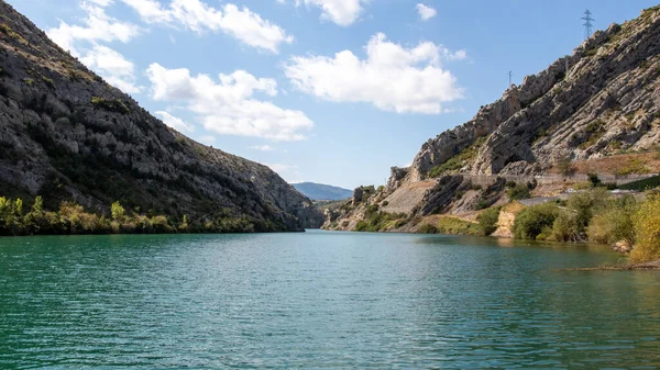 Dağlardaki güzel göl