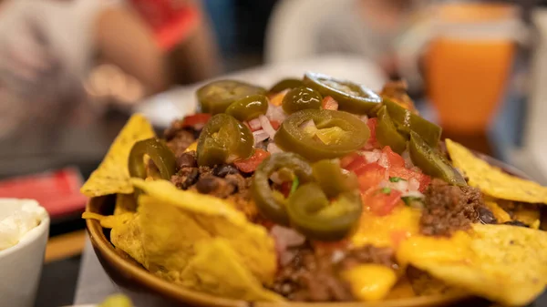 Vista Cerca Nachos Con Carne Chile Con Crema Agria Aguacate —  Fotos de Stock