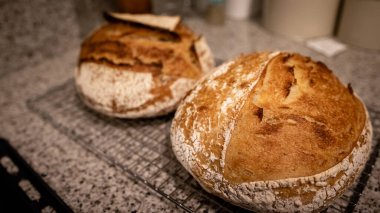 Taze ev yapımı ekmek, doğal ve sağlıklı.