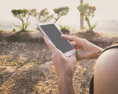 Dağlar ve yaban ellerde cep telefonları.