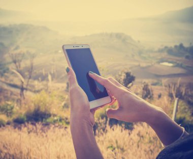 Dağlar ve yaban ellerde cep telefonları.