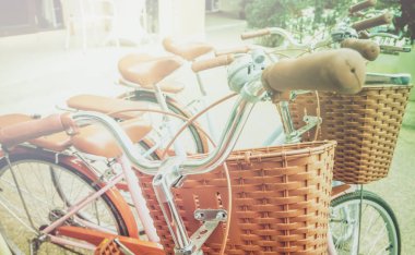 Sokakta, görüntü retro tarzı otopark eski bisiklet el kadar kapatın