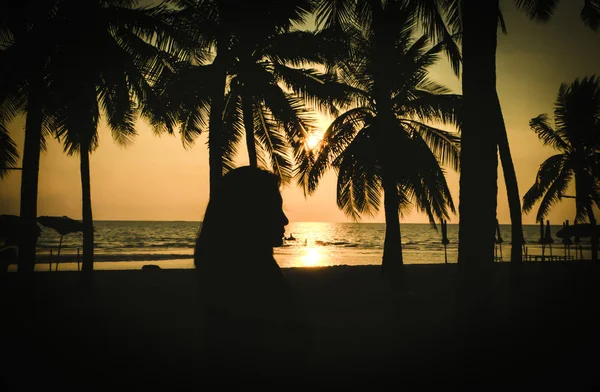 剪影妇女背景棕榈树在海边 — 图库照片