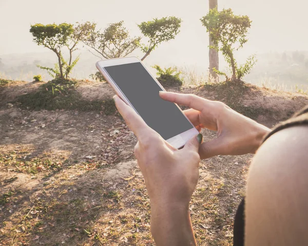 Dağlar ve yaban ellerde cep telefonları.