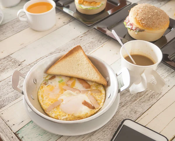 Завтрак Тайском Стиле Жареное Яйцо Начинками Легкая Еда Домашнем — стоковое фото