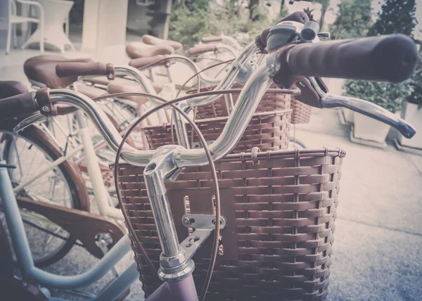 Κλείστε Παλιό Ποδήλατο Χέρι Χώρος Στάθμευσης Επί Της Οδού — Φωτογραφία Αρχείου