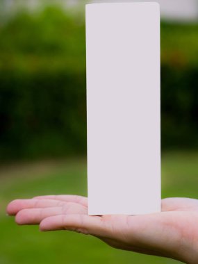 Yeşil arka planda el ele tutuşma kutusu