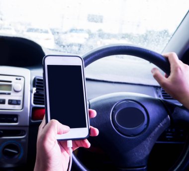 Araba kullanırken cep telefonu kullanılıyor, resim mavimsi