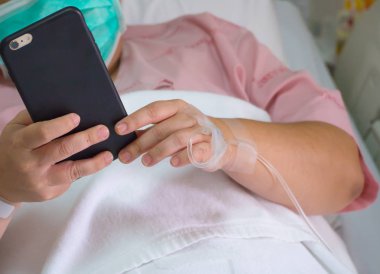 İş smartphone ile hasta, tuzlu eriyik dışarı el