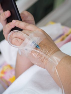 İş smartphone ile hasta, tuzlu eriyik dışarı el