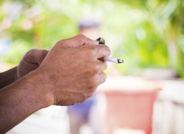 parklarda elinde sigara.