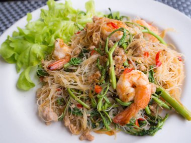  Su Mimosa 'lı kızarmış pirinç eriştesi.