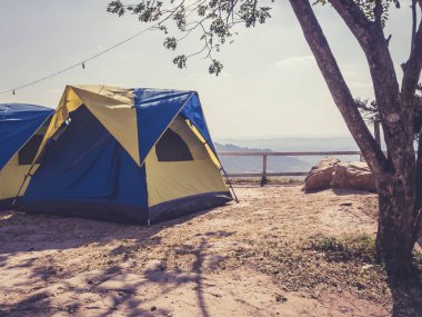 Tatil de çadırla kamp. Vintage tarzı