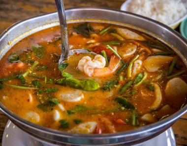 Tayland yemeği, baharatlı karides çorbası veya Tom yum goong