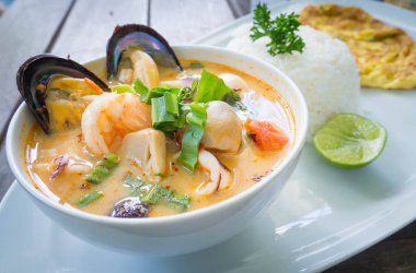 Geleneksel Tayland yemekleri. (Tom Yum Deniz Ürünleri) ve Tayland omleti buğulanmış pirinç, kolay yemek, yemek seti