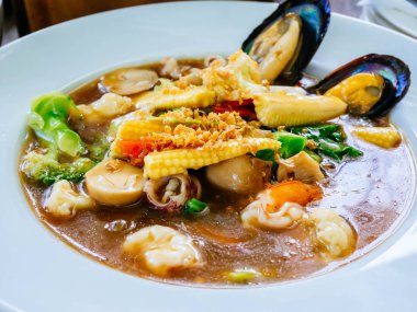 Sosa batırılmış domuz etli ve lahanalı kızarmış şehriye, Tayland sembolik yemeği 