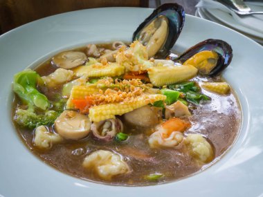 Sosa batırılmış domuz etli ve lahanalı kızarmış şehriye, Tayland sembolik yemeği 