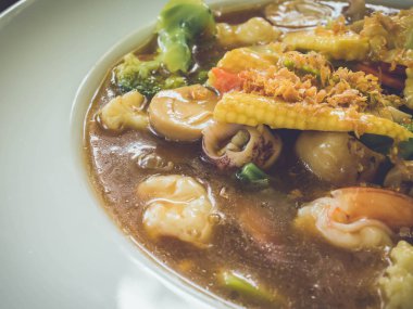 Sosa batırılmış domuz etli ve lahanalı kızarmış şehriye, Tayland sembolik yemeği 