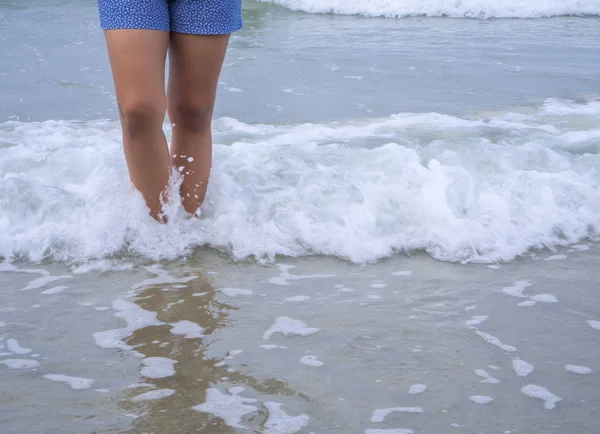 Ноги Пляже Играя Волнами — стоковое фото