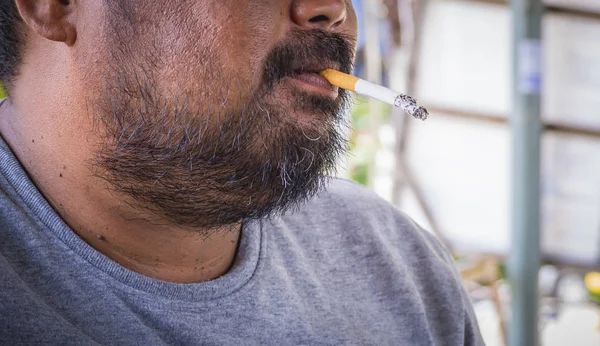 Курение Сигарет Руках Парках — стоковое фото