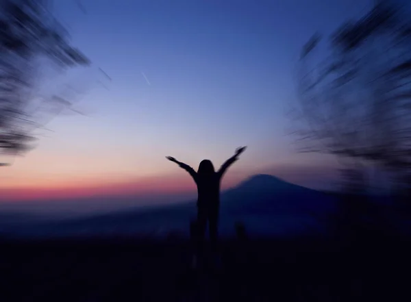 Silueta Una Mujer Pie Sobre Una Vista Del Paisaje Amanecer — Foto de Stock