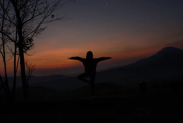 Силуэт Женщины Стоящей Над Пейзажем Восходе Солнца — стоковое фото
