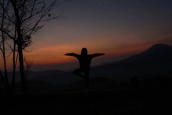 Silueta Una Mujer Pie Sobre Una Vista Del Paisaje Amanecer —  Fotos de Stock