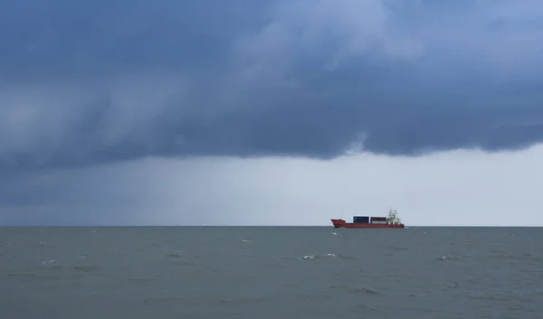 Ciel Orageux Nuageux Foncé Avec Navire Vagues Dans Mer — Photo