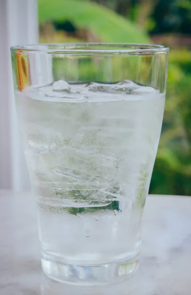 Een Glas Water Met Ijs — Stockfoto