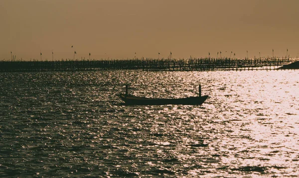 Kleine Boten Drijvend Zee Bij Zonsopkomst Zonsondergang — Stockfoto