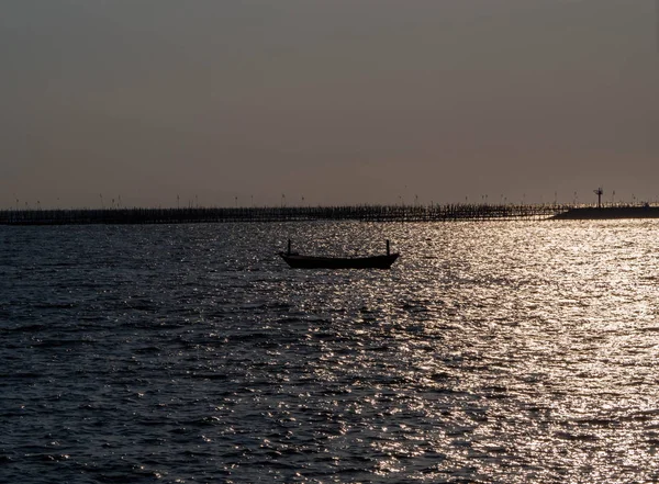 Kleine Boten Drijvend Zee Bij Zonsopkomst Zonsondergang — Stockfoto