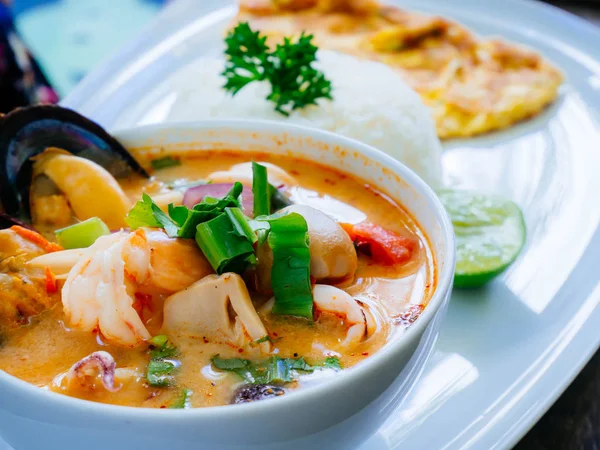 Thailändsk Traditionell Mat Tom Yum Seafood Och Thailändsk Omelett Ångat — Stockfoto