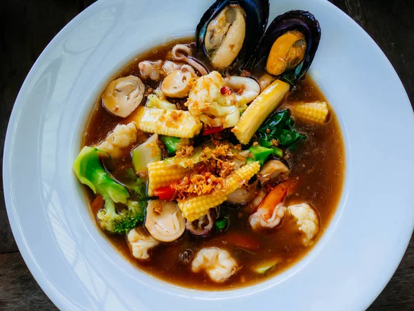 Sosa batırılmış domuz etli ve lahanalı kızarmış şehriye, Tayland sembolik yemeği 