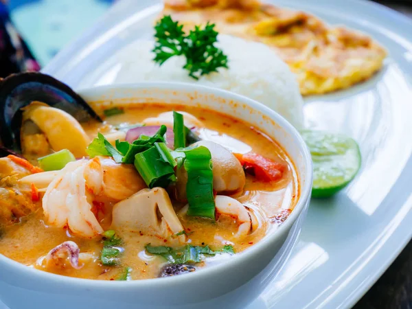 Thais Traditioneel Eten Tom Yum Seafood Thaise Omelet Gestoomde Rijst Rechtenvrije Stockafbeeldingen