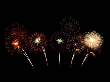 karanlık gökyüzünde havai fişek