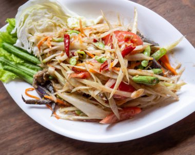 Bir masada bir tabakta Papaya salatası.