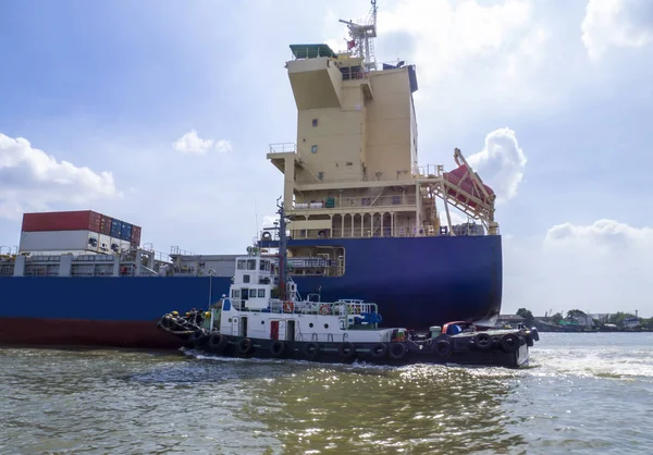 Container cargo schip met sleepboot — Stockfoto