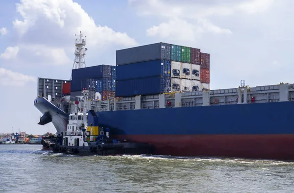 Container cargo schip met sleepboot — Stockfoto