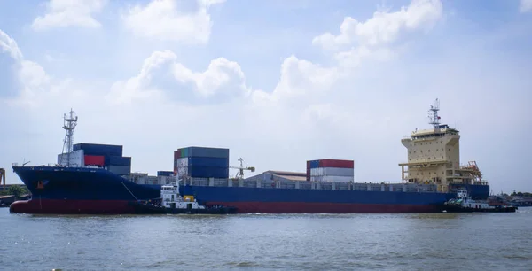 Container lastfartyg med bogserbåt — Stockfoto