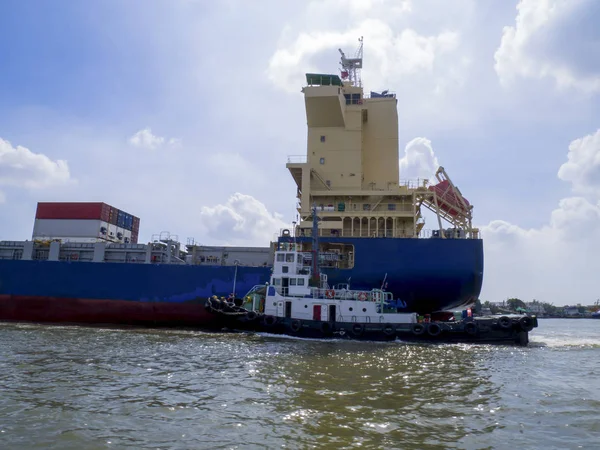 Containerschiff mit Schlepper — Stockfoto