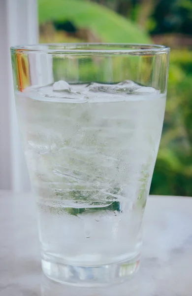 Een glas water. — Stockfoto