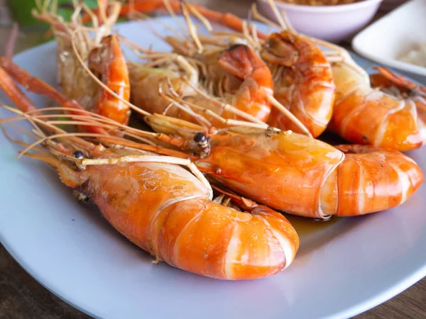 Camarones quemados en un plato azul — Foto de Stock