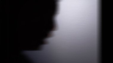 Siyah gölge, aynanın kapısına dayanan bir insan..