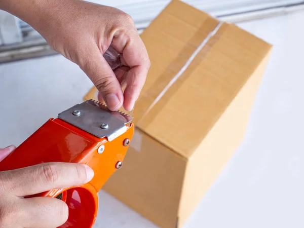 Handrol van doorzichtig plastic verpakkingstape — Stockfoto