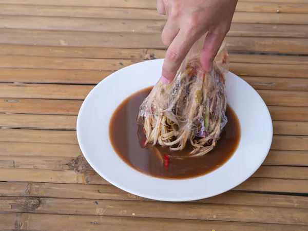 Salada de mamão em saco plástico — Fotografia de Stock