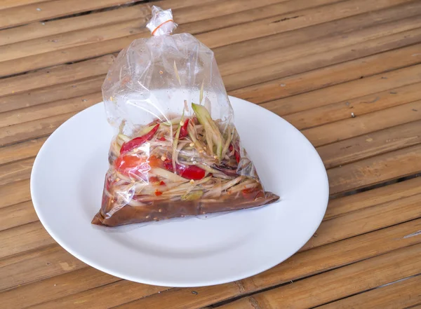 Papaya salade in plastic zak — Stockfoto